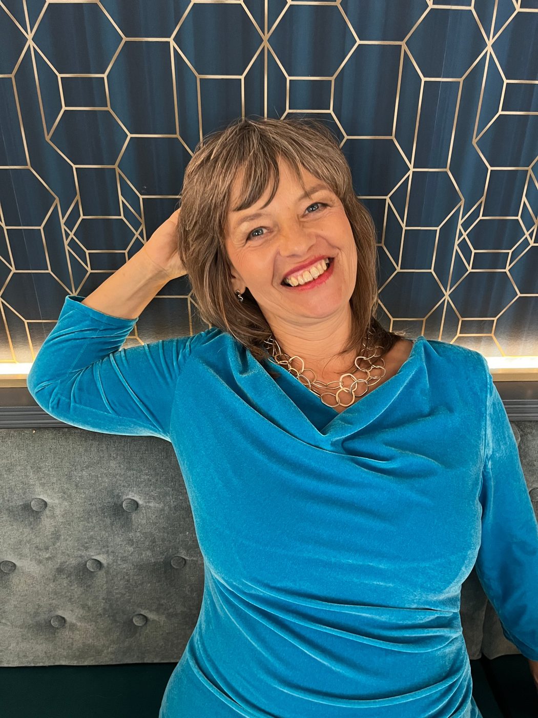 Annett Petra Breithaupt vor goldener Tapete